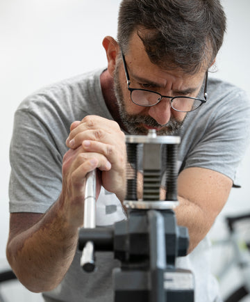 Facendo tesoro dell’esperienza nei viaggi passati e sfruttando la passione per la meccanica e il design, ho iniziato a realizzare nel mio garage componenti inediti per viaggiare in bicicletta.